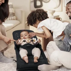 Arche de jeux pour transat Yeux espiègles noir et blanc|BabyBjörn Sale