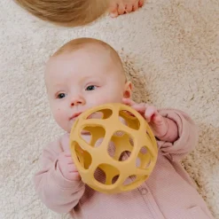 Balle de préhension en silicone Ocre|Baby's Only Best