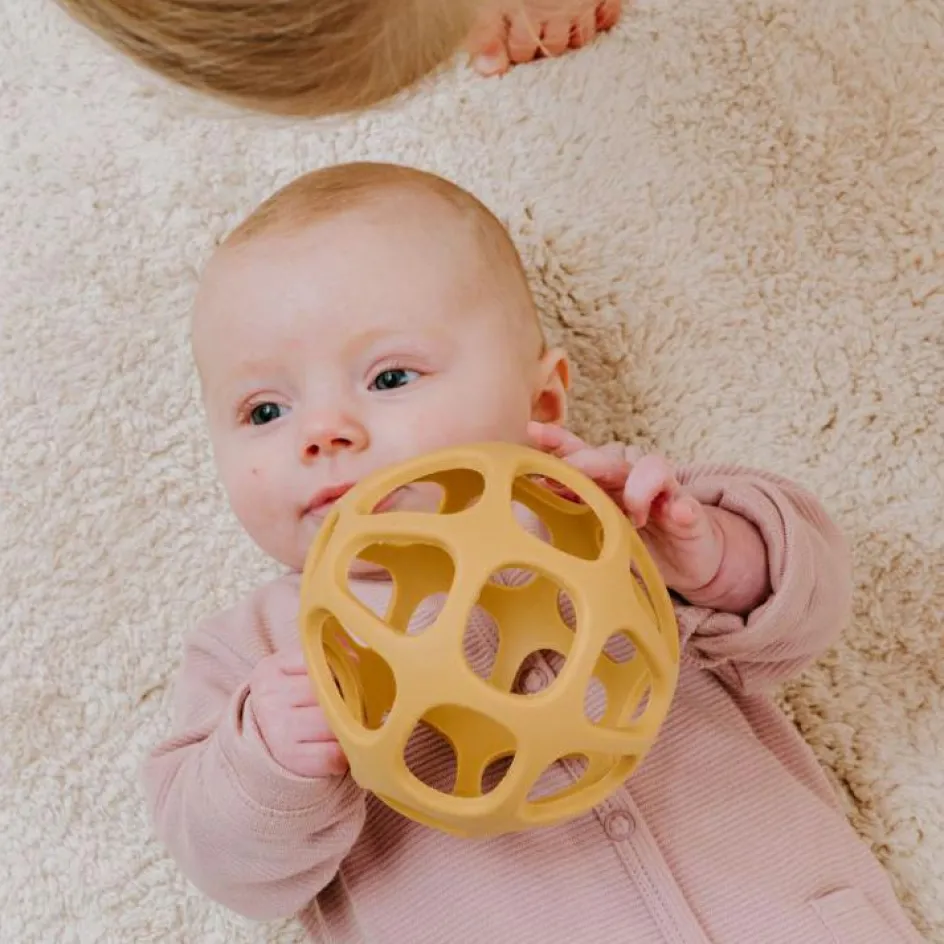 Balle de préhension en silicone Ocre|Baby's Only Best
