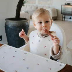 Bavoir à poche en silicone Circus|Mushie Outlet