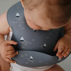 Bavoir à poche en silicone Boats|Mushie Sale