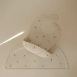 Bavoir à poche en silicone Kite|Mushie Outlet