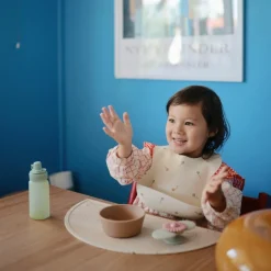 Bavoir à poche en silicone Kite|Mushie Outlet