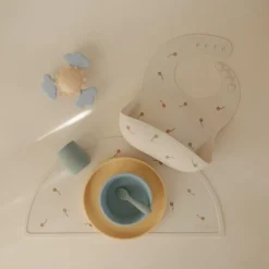 Bavoir à poche en silicone Kite|Mushie Outlet