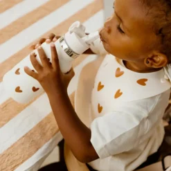 Bavoir en silicone Coeurs Crème|Atelier Wagram