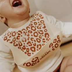 Atelier Wagram Bavoir en silicone Léopard Crème