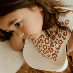 Atelier Wagram Bavoir en silicone Léopard Crème