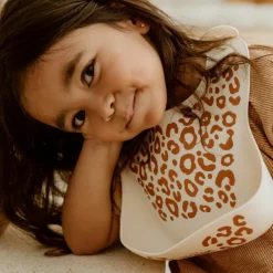 Atelier Wagram Bavoir en silicone Léopard Crème