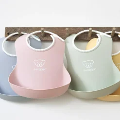 Bavoir plastifié à poche vert pastel|BabyBjörn Best