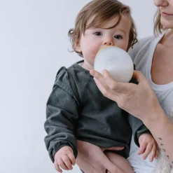 Sale Elhée Biberon anti-colique en silicone Blossom (240 ml)