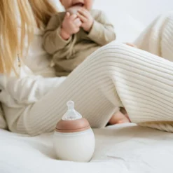 Sale Elhée Biberon anti-colique en silicone Blossom (240 ml)