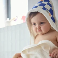 Cape de bain Comme un bonbon Romy damier bleu|BEBEL New