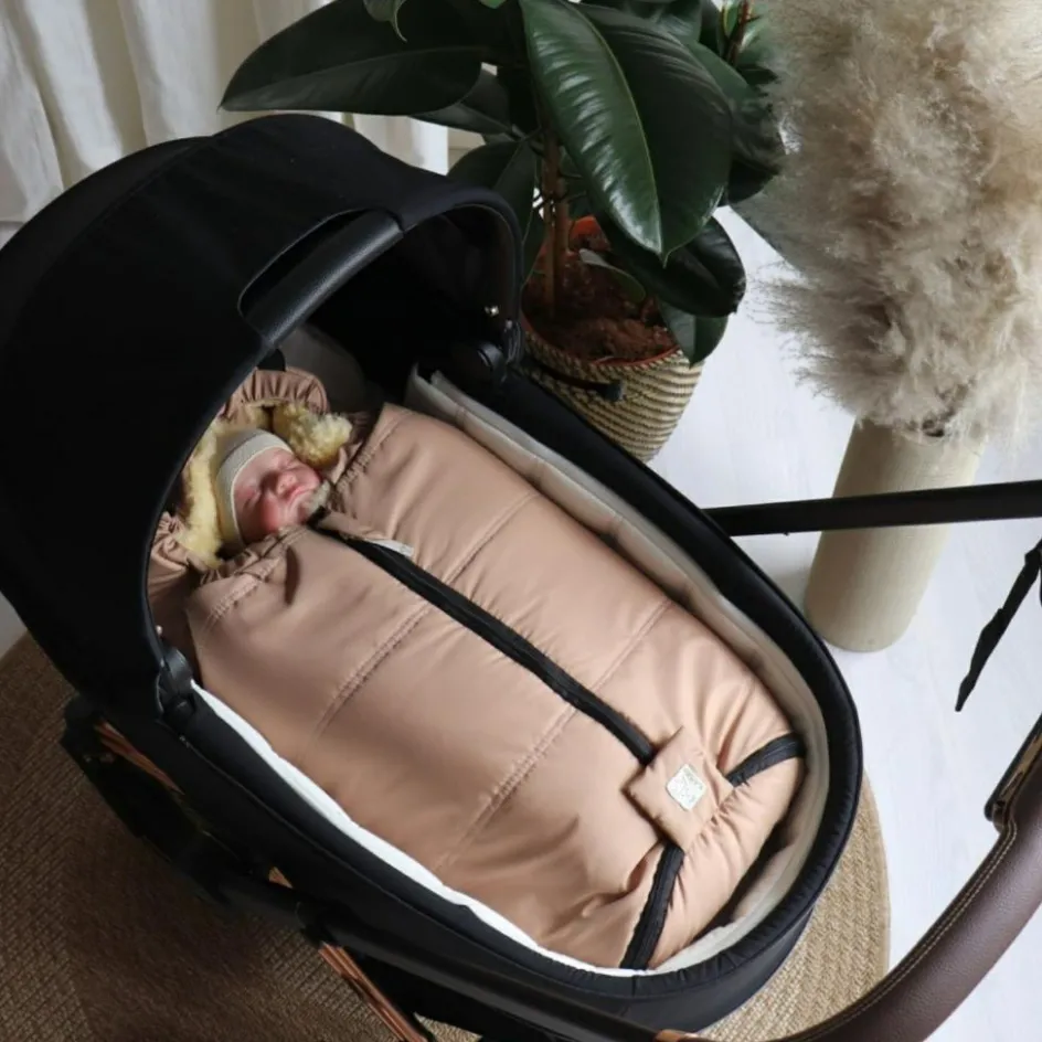 Chancelière pour siège-auto bébé en peau d'agneau NAADJA sand|Kaiser Best