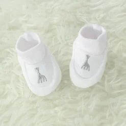 Clearance Trois Kilos Sept Chaussons de naissance blancs Sophie la girafe (0-1 mois)