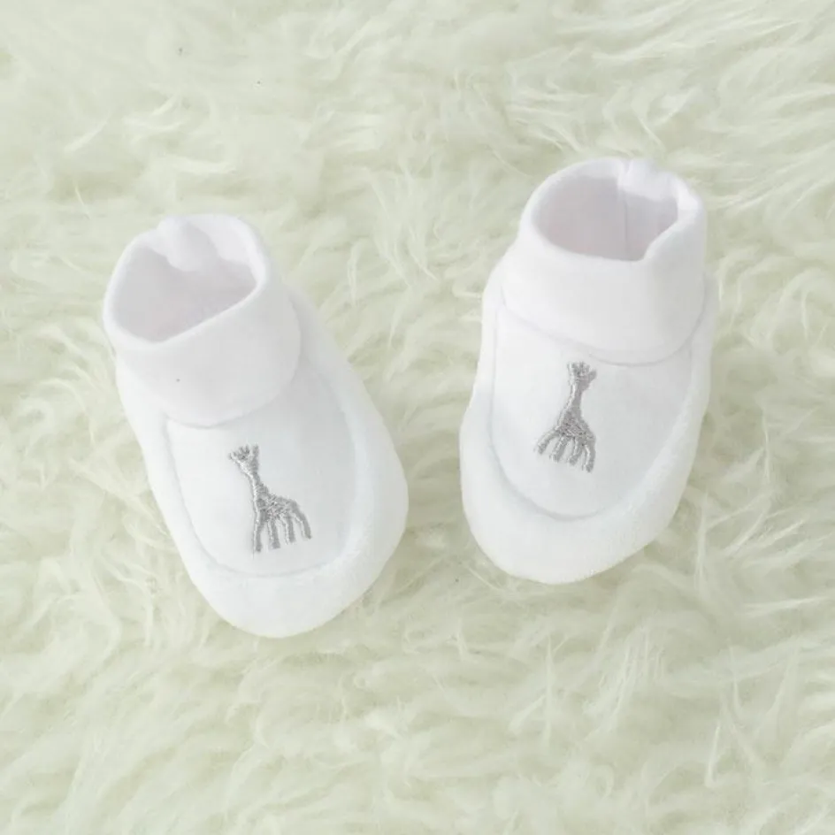 Clearance Trois Kilos Sept Chaussons de naissance blancs Sophie la girafe (0-1 mois)