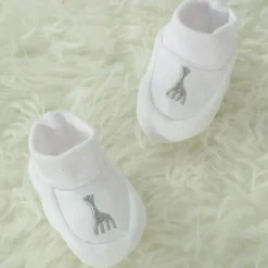 Clearance Trois Kilos Sept Chaussons de naissance blancs Sophie la girafe (0-1 mois)