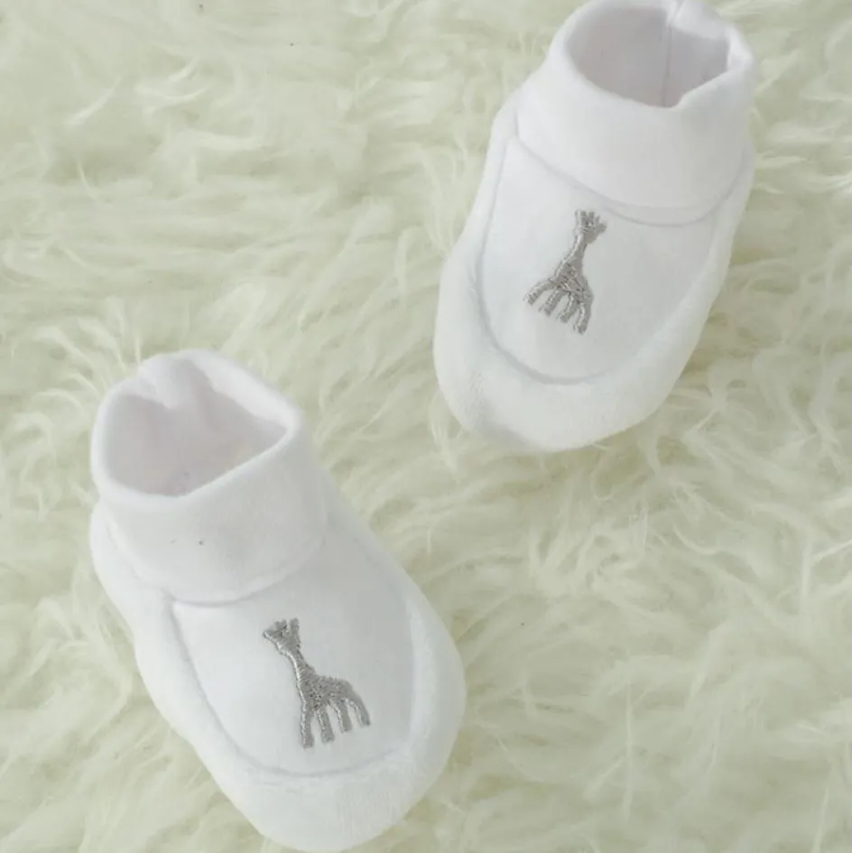 Clearance Trois Kilos Sept Chaussons de naissance blancs Sophie la girafe (0-1 mois)