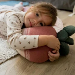 Sale Lorena Canals Coussin tricoté en coton Ramona le radis x Oli & Carol (30 x 30 cm)