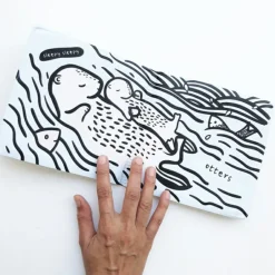 Livre de bain Qui est dans l'eau ?|Wee Gallery Online