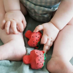 Outlet Oli & Carol Mini jouet de dentition Chewy Sweetie la fraise