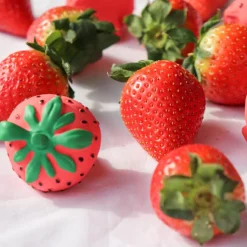 Outlet Oli & Carol Mini jouet de dentition Chewy Sweetie la fraise