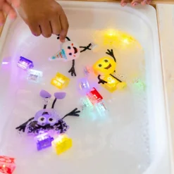 Personnage Alex jaune et 2 cubes lumineux|Glo Pals New