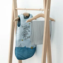 Hot AT4 Portant à vêtements en bois de hêtre brut Essentiel