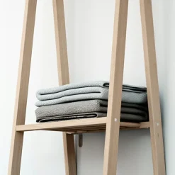 Hot AT4 Portant à vêtements en bois de hêtre brut Essentiel