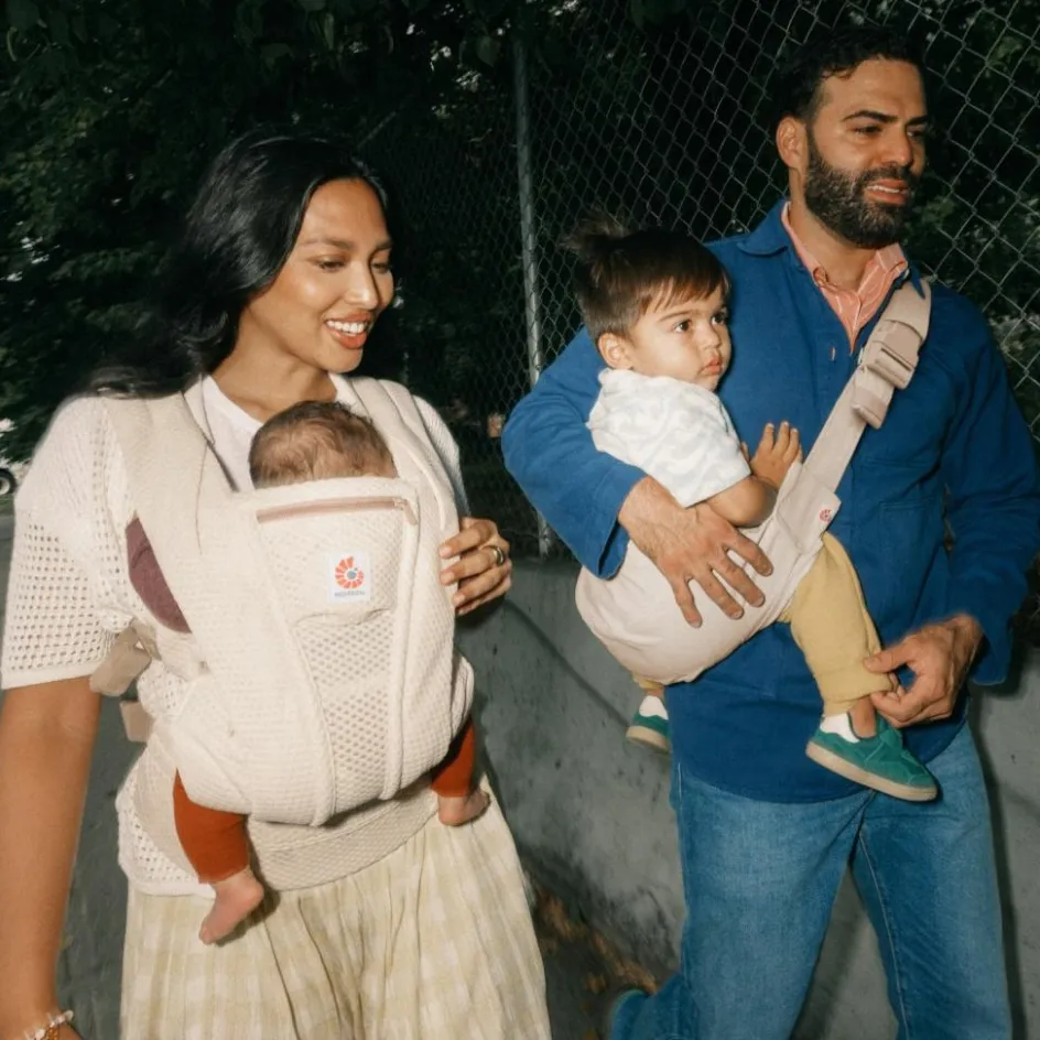 Sale Ergobaby Porte bébé enfant Upsie Sling Natural Beige