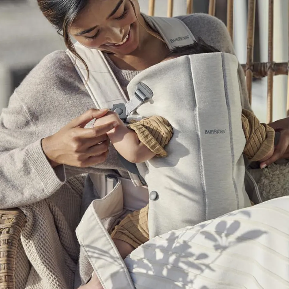 Porte-bébé Mini en jersey 3D beige clair|BabyBjörn Outlet