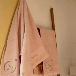 Serviette de bain rose lapin personnalisable (70 x 140 cm)|L'oiseau bateau Online