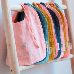 Discount Les Griottes Set de naissance Bavoir et anneau de dentition Vert amande (personnalisable)