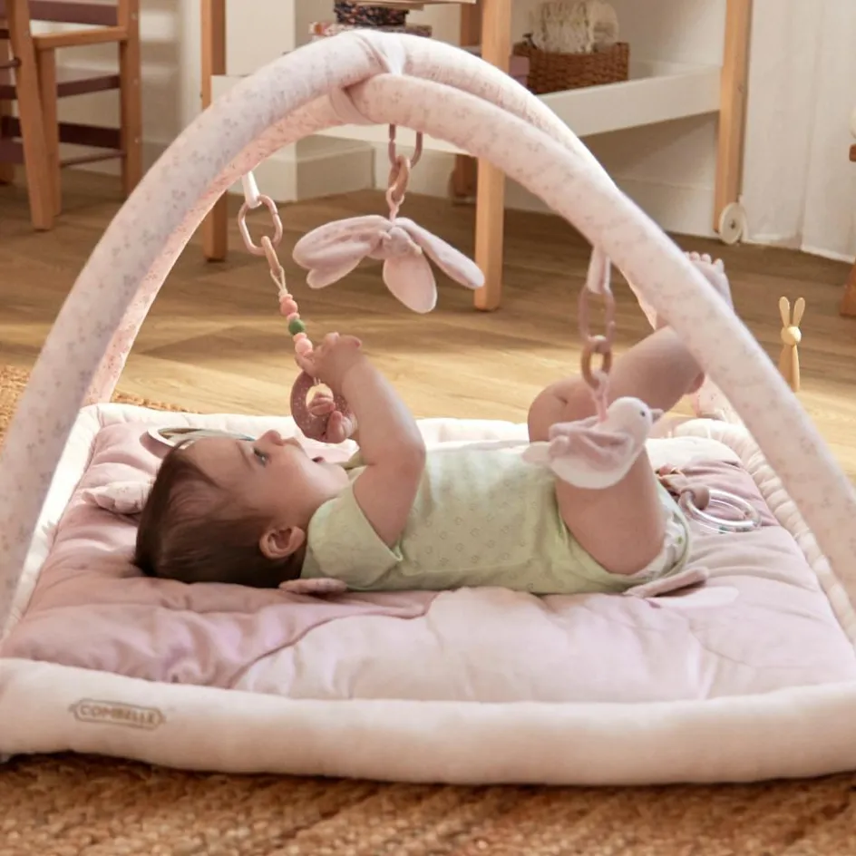 Tapis d'éveil ouatiné soft boa avec arche de jeux rose|Combelle Hot