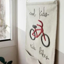 Tenture murale Cool kids ride bikes (45 x 70 cm)|Lorena Canals Outlet