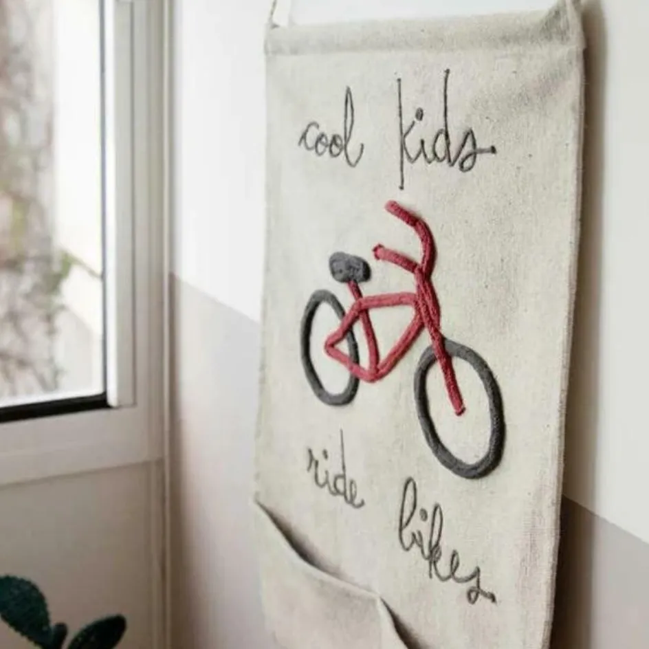 Tenture murale Cool kids ride bikes (45 x 70 cm)|Lorena Canals Outlet