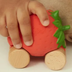 Voiture et jouet de dentition Sweetie la fraise|Oli & Carol Discount