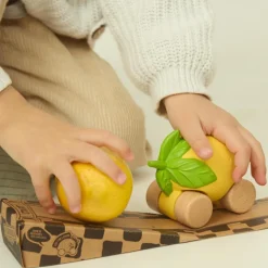 Clearance Oli & Carol Voiture et jouet de dentition Lou citron